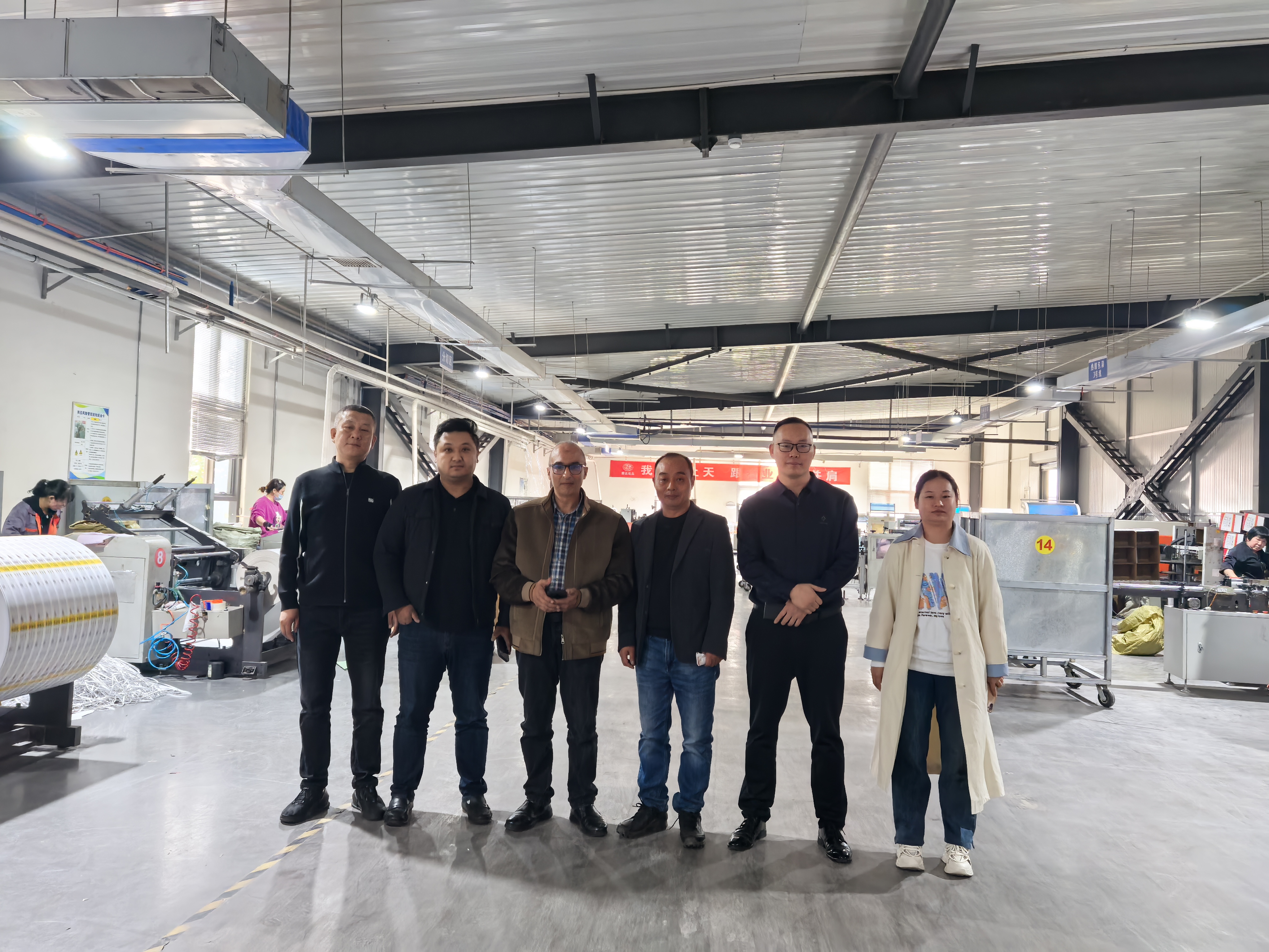 Customers come to visit our factory